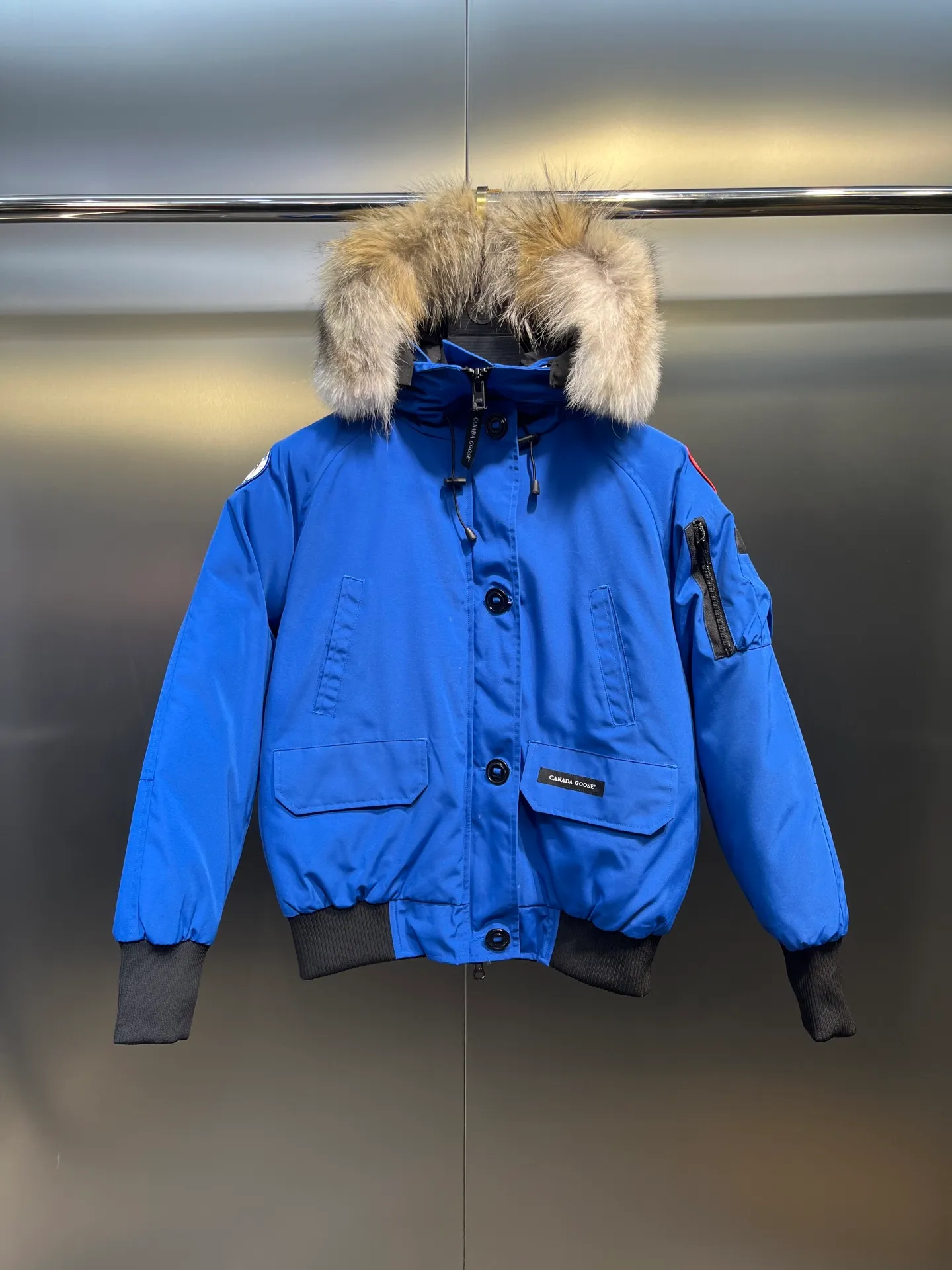 P780 CANADA GOOES 02 model Chilliwa bomber jacket 02 model, chosen by Arctic and Antarctic scientific expedition teams as their cold-proof equipment, the Rolls-Royce of down jackets. ➖ Industry-leading anti-counterfeiting chip sensing. ➖ Imported Behringer embroidery machines and customized embroidery labels, the highest level and industry leading. ➖ Imported Korean 21-count polyester-cotton blended original fabric, TC85 waterproof coated fabric, water-repellent, windproof and wear-resistant. ➖ The new national standard 80 white duck down is filled with an average of 520 grams of down. The amount of down filled is industry-leading. ➖ 100% nylon lon lining with double double-layer sealing design to prevent velvet running, seamless thread design on cuffs! ➖ Western Canadian Green Wolf Collar. ➖ Yoshida YKK provides original factory-customized electroplated sliders. YKK two-way lockable zippers are tight and smooth and do not peel off paint. ➖ 3M composite Velcro is durable and the accessories and hardware are all custom-made. Note: Our copywriting is only simple and clear. Instead of bragging about the copywriting, it is better to compare and understand with samples. Only for the purest, most focused, most professional, highest quality, and highest sex!  size：xs-xl